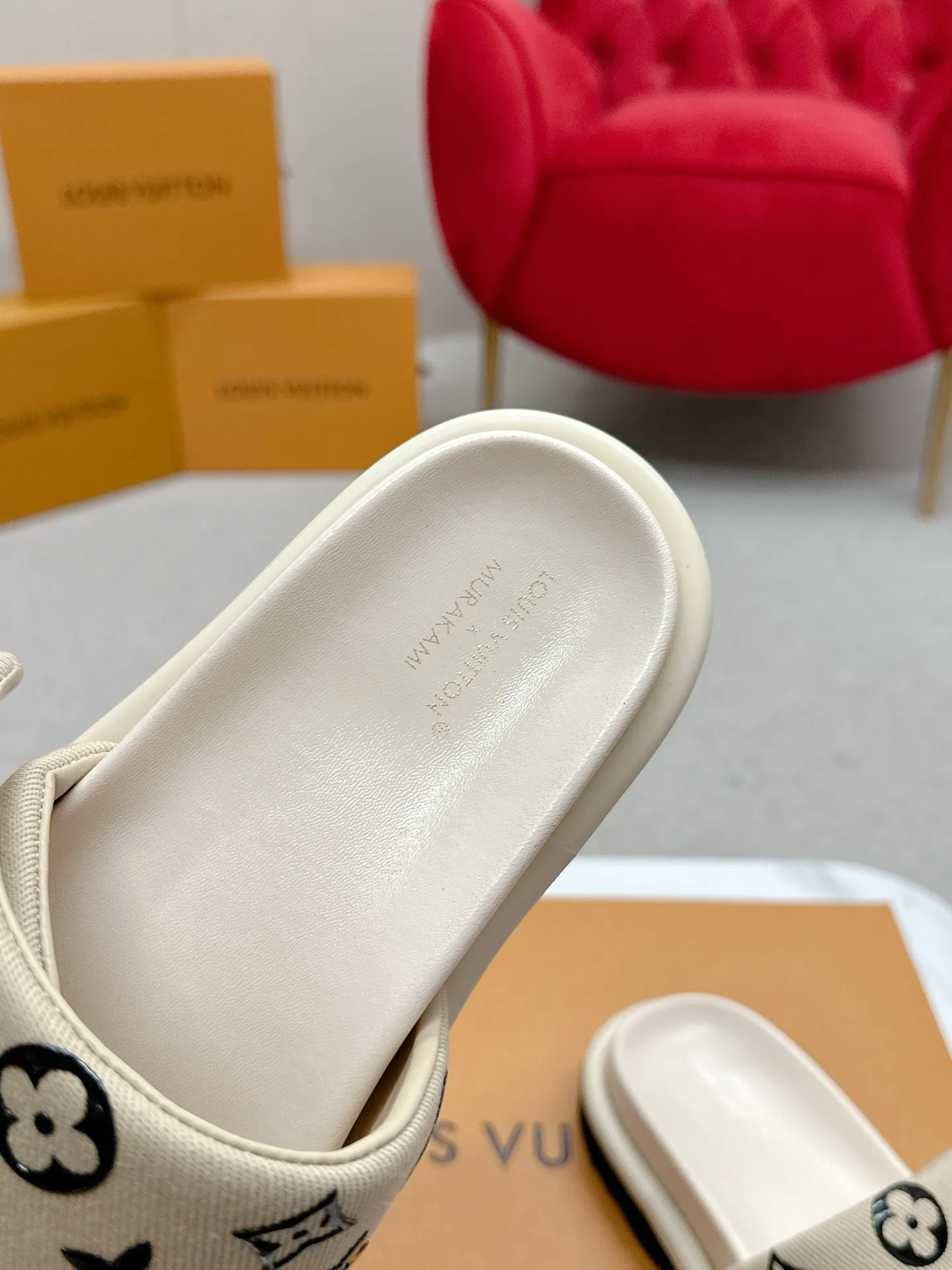 👟👟Ex-factory price 420👟👟 LV Louis Vuitton Full of high-end feel! A popular model among bloggers at home and abroad, it’s retro and fashionable and looks amazing on your feet! Mainly recommended model on the official website★ ━━━━━ ЅᏇєєt ━━━━━ ▪️Upper: original calfskin ➕5D printing process ▪️Inner: imported mixed sheepskin ▪️Outsole: original molded foam outsole ▪️Size: Female 35-40 Men's 39-44 (women's 41 men's 45)